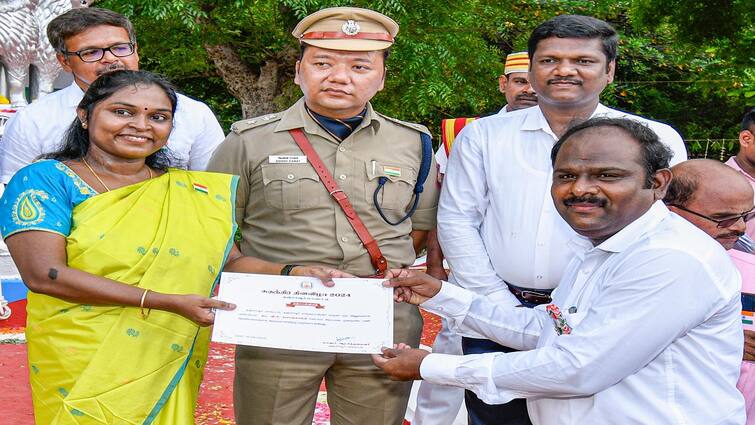 Independence Day 2024 Thanjavur Collector gave a certificate of appreciation to Municipal Welfare Officer for his excellent work - TNN Independence Day 2024: சிறப்பான முறையில் பணியாற்றிய மாநகர் நல அலுவலருக்கு பாராட்டு சான்றிதழை வழங்கிய தஞ்சை கலெக்டர்