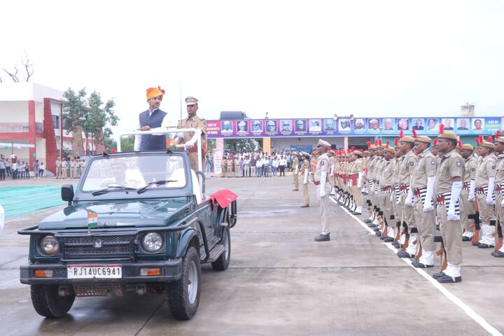 राजस्थान के भरतपुर जिले में 78वां स्वतंत्रता दिवस पूरे हर्षोल्लास के साथ मनाया गया. इस दौरान जिला स्तरीय मुख्य समारोह पीएम श्री केन्द्रीय विद्यालय में आयोजित किया गया.