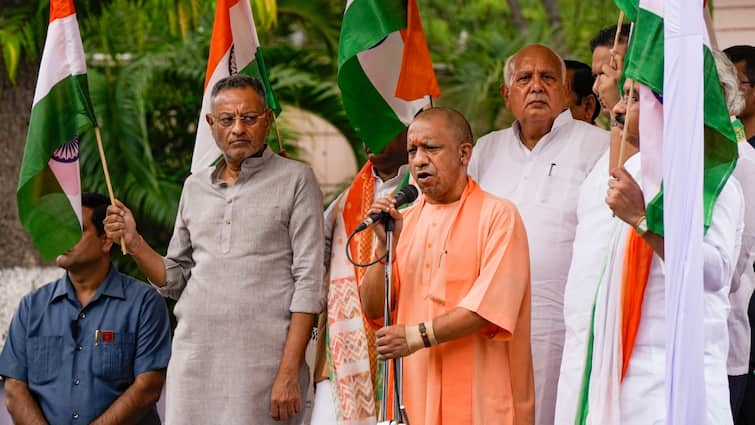 UP Bypolls 2024 milkipur BJP shows strength litmus test for 4 ministers along with CM Yogi Adityanath UP ByPolls 2024: मिल्कीपुर में BJP ने झोंकी ताकत, सीएम योगी के साथ इन 4 मंत्रियों की भी अग्निपरीक्षा!