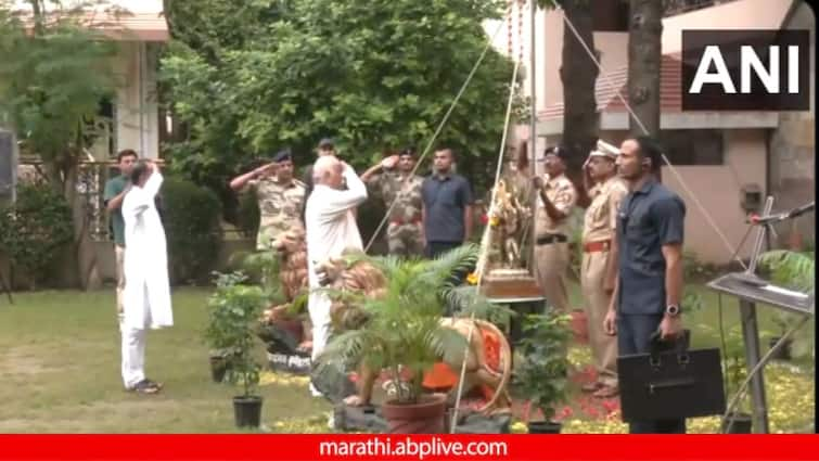 RSS Chief Mohan Bhagwat Hoists Flag on 78th Independence Day RSS Chief important statement about the Hindu in Bangladesh RSS Chief Mohan Bhagwat: स्वातंत्र्यदिनाच्या कार्यक्रमावेळी बांगलादेश मधील हिंदू बांधवांबद्दल सरसंघचालक यांचं महत्वाचं वक्तव्य; म्हणाले 'हिंदू बांधवांना त्रास...'