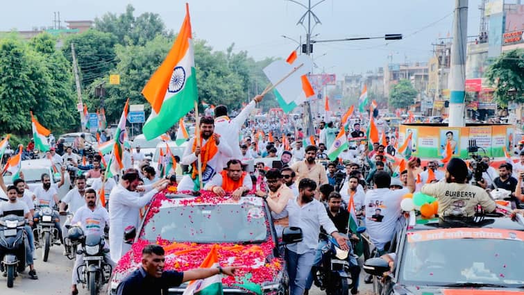 BJP took out Tiranga Yatra in Gurugram on Independence Day 2024 Ex MP Sudha Yadav ANN स्वतंत्रता दिवस पर साइबर सिटी में बीजेपी ने निकाली तिरंगा यात्रा, 8 हजार बाइक सवारों ने लिया हिस्सा