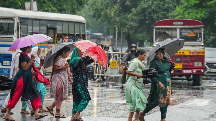 ভারী বৃষ্টি হতে পারে কালিম্পং, আলিপুরদুয়ার জেলায়। বজ্র বিদ্য়ুৎ সহ ভারী বৃষ্টির পূর্বাভাস মালদা, উত্তর এবং দক্ষিণ দিনাজপুর জেলায়। উত্তরবঙ্গে জারি করা হয়েছে হলুদ সতর্কতা।