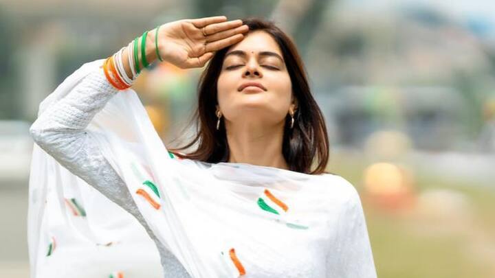 ঠিক কী ঘটেছে? ১৫ অগাস্ট, সকালবেলা সাদা পোশাকে একগুচ্ছ ছবি শেয়ার করে নিয়েছেন মধুমিতা সরকার।