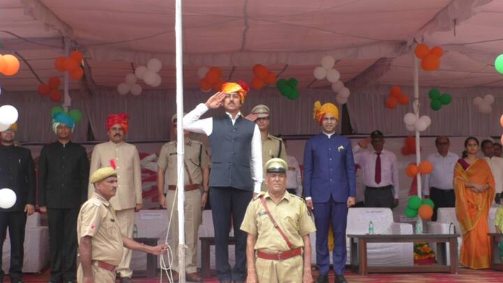 राज्यवर्धन सिंह राठौड़ ने कहा की हमारे पूर्वजों और स्वतंत्रता सेनानियों ने बड़ी कुर्बानियां दी हैं. देश की संस्कृति देश की धरोहर को सुरक्षित रखने में हमारी भी जिम्मेदारी बनती है कि हम भी अपना योगदान दें. एक अच्छा नागरिक बनकर जो जिम्मेदारी निभा रहे हैं उसको और अच्छी तरह निभाएं.