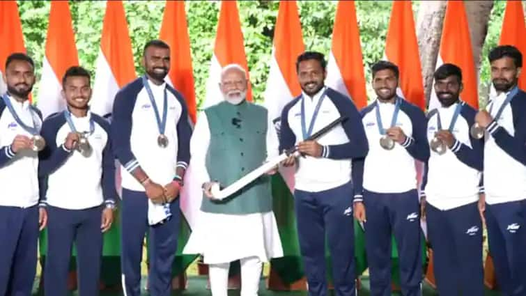 pm--modi-meet-indian-contigent-of-paris-olympics-neeraj-chopra-manu-bhaker Watch: ઓલિમ્પિકમાં ભાગ લેનાર ખેલાડીઓને મળ્યા પીએમ મોદી, ભનુ ભાકરે પિસ્તોલ આપી ભેટ,જાણો વિગતે