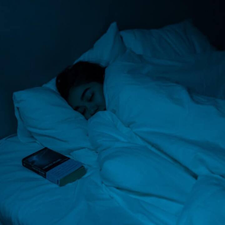 ਤੁਸੀਂ ਦੇਖਿਆ ਹੋਵੇਗਾ ਕਿ ਜਿਨ੍ਹਾਂ ਲੋਕਾਂ ਨੂੰ ਚੰਗੀ ਨੀਂਦ ਨਹੀਂ ਆਉਂਦੀ ਉਹ ਦਿਨ ਭਰ ਚਿੜਚਿੜੇ ਮਹਿਸੂਸ ਕਰਦੇ ਹਨ