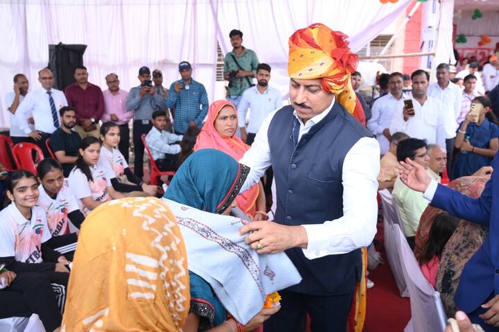 इस मौके पर मंत्री राज्यवर्धन सिंह राठौड़ ने कहा कि भरतपुर में आकर मुझे बहुत खुशी और गर्व महसूस हो रहा है. स्वतंत्रता दिवस का कार्यक्रम शानदार रहा है. मंत्री ने भरतपुर की जनता के साथ- साथ राजस्थान और देशवासियों को स्वाधीनता दिवस की शुभकामनाएं दी.