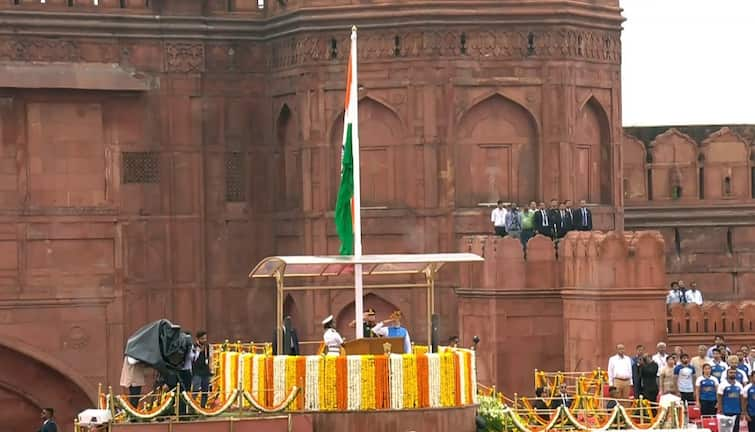 independence day 2024 PM Modi hoisted the tricolor for the 11th time at the Red Fort, indigenous helicopters showered flowers पीएम मोदी ने लाल किला पर 11वीं बार फहराया तिरंगा, स्वदेशी हेलिकॉप्टर्स ने की पुष्प वर्षा