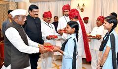 राज्यपाल हरिभाऊ बागड़े ने राजभवन में फहराया झंडा, युद्ध स्मारक टैंक का किया लोकार्पण