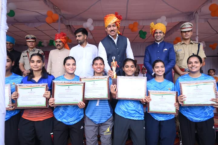 इससे पहले हर साल 15 अगस्त का कार्यक्रम पुलिस परेड ग्राउंड में आयोजित किया जाता था, लेकिन पूर्वी राजस्थान में कई दिन से हो रही लगातार बारिश के कारण पुलिस परेड ग्राउंड में जलभराव होने से कार्यक्रम केंद्रीय विद्यालय में आयोजित गया है.