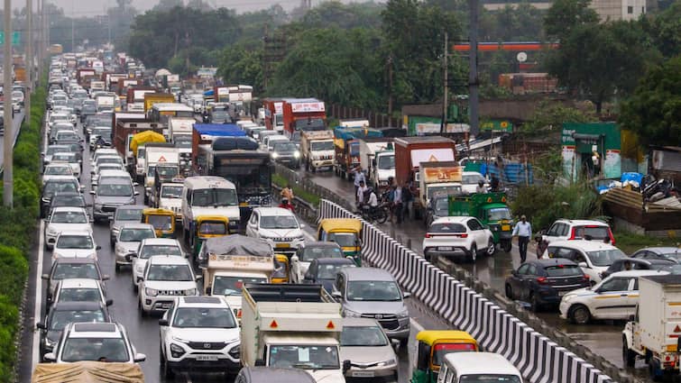 Independence Day 2024  Delhi Police traffic advisory follow guidelines Independence Day 2024: स्वतंत्रता दिवस पर दिल्ली की ये सड़कें हैं बंद, घर से निकलने से पहले पढ़ लें ट्रैफिक एडवाइजरी