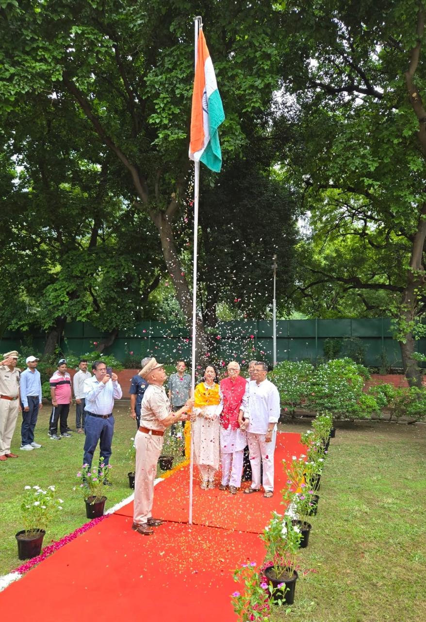 बीजेपी के दिग्गज नेता लालकृष्ण आडवाणी ने फहराया तिरंगा झंडा, देखें- किस तरह मनाया आजादी का जश्न