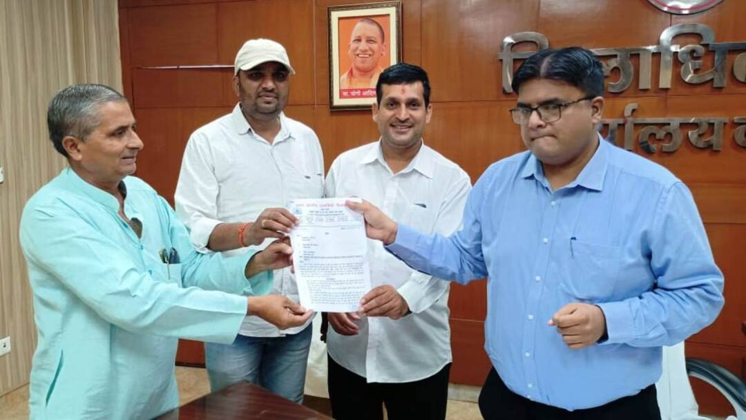 Basti News: उत्तर प्रदेशीय प्राथमिक शिक्षक संघ DM को सौंपा ज्ञापन, इन मांगों को लेकर की मुलाकात Members of State Primary Education Association submitted a memorandum to Basti DM on eduction system cause ann Basti News: उत्तर प्रदेशीय प्राथमिक शिक्षक संघ DM को सौंपा ज्ञापन, इन मांगों को लेकर की मुलाकात