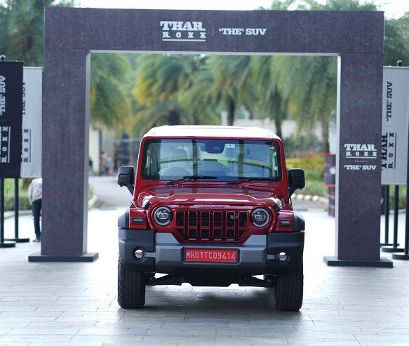 mahindra thar roxx launched 12 99 lakh and 13 99 lakh price Mahindra ਨੇ ਸਸਤੇ ਭਾਅ 'ਚ ਲਾਂਚ ਕੀਤੀ Thar Roxx, ਗਿਣਦੇ-ਗਿਣਦੇ ਥੱਕ ਜਾਓਗੇ features ! ਜਾਣੋ ਰੇਟ ਤੇ ਖ਼ੂਬੀਆਂ