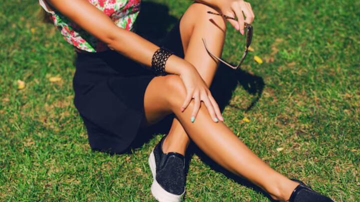 হলুদ, মধু এবং দুধের মিশ্রণ তৈরি করুন। ১৫ থেকে ২০ মিনিট লাগিয়ে রাখতে পারেন। ঠান্ডা জলে ধুয়ে নিলেই চলবে। ওটমিল এবং দইয়ের পেস্ট বানিয়েও লাগাতে পারেন। ডিসক্লেমার : (কোনও রাশির জাতক বা জাতিকার ভাগ্যে কী রয়েছে সেই সংক্রান্ত কোনো মতামত এবিপি লাইভের নেই। এবিপি লাইভ জ্যোতিষ সম্পর্কিত কোনো সম্পাদকীয় নিয়ন্ত্রিত তথ্য প্রদান করে না। প্রদত্ত পরামর্শ ও তথ্য প্রয়োগের আগে প্রয়োজনে সংশ্লিষ্ট বিশেষজ্ঞের পরামর্শ নিন।)