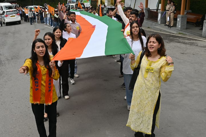 ऐसी ही खूबसूरत तस्वीर हिमाचल प्रदेश की राजधानी शिमला में भी देखने को मिली. यहां अखिल भारतीय विद्यार्थी परिषद ने स्वतंत्रता दिवस के मौके पर तिरंगा यात्रा निकाली.