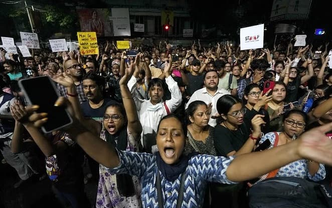 Kolkata Doctor Case Protesting women hit streets to reclaim the night Kolkata Doctor Case: પશ્વિમ બંગાળમાં અડધી રાત્રે રસ્તા પર ઉતરી મહિલાઓ, પીડિતાને આપી શ્રદ્ધાંજલિ