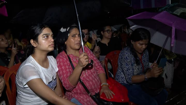 রাত বাড়ার সঙ্গে সঙ্গে বাড়তে থাকে আন্দোলনের ঝাঁজও। কলকাতার রাজপথে দেখা যায় রেনেসাঁ।