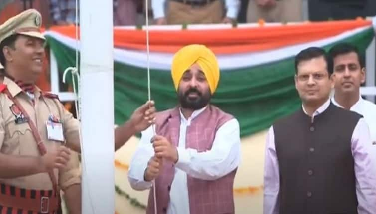 CM Bhagwant Mann hoist in jalandhar on Independence Day 2024 CM Mann on Independence Day: ਮੁੱਖ ਮੰਤਰੀ ਭਗਵੰਤ ਮਾਨ ਨੇ ਲਹਿਰਾਇਆ ਝੰਡਾ, ਪੁਲਿਸ 'ਚ ਭਰਤੀ ਨੂੰ ਲੈਕੇ ਕੀਤਾ ਵੱਡਾ ਐਲਾਨ, ਹੋਰ ਵੀ ਕੀ ਬੋਲੇ CM