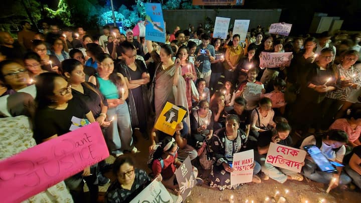 বেনজির আন্দোলনের সাক্ষী হয় সারা বিশ্ব। বিভিন্ন জায়গা স্লোগান উঠতে শুরু করে রাজপথে নারী, হাতে প্রতিবাদের তরবারি।