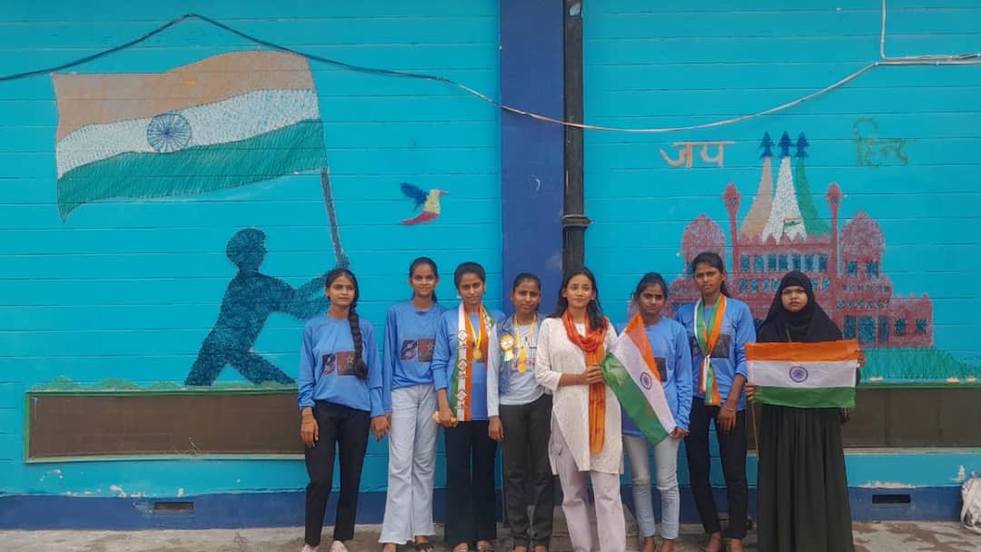 Independence Day 2024 Special Aligarh Students made Red Fort from waste threads ann Aligarh: बरखा नाम की छात्रा के हुनर की चर्चा, वेस्टेज धागों से बना दिया लाल किला