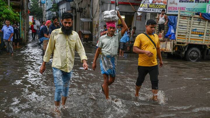 ভারী বৃষ্টির আশঙ্কা রয়েছে পশ্চিম মেদিনীপুর, কলকাতা, হাওড়া, হুগলি জেলায়। জারি করা হয়েছে হলুদ সতর্কতা।