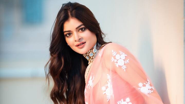 পাল্টা প্রত্যুত্তর অবশ্য করতে ছাড়েননি মধুমিতাও। তিনি বার্তা দিয়েছেন যে তিনি ঋদ্ধির শিক্ষা নিয়ে কোনও প্রশ্ন তুলবেন না কারণ সেটা তুললে ঋদ্ধিরই পরিবারের দিকে আঙুল উঠবে।