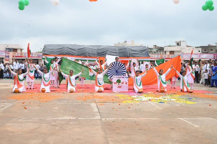इसके बाद वीरांगनाओं का सम्मानित किया गया. मंत्री राठौड़ ने वीरांगनाओं को शॉल और प्रशस्ति पत्र देकर सम्मानित किया और फिर वीरांगनाओं का आशीर्वाद लिया.