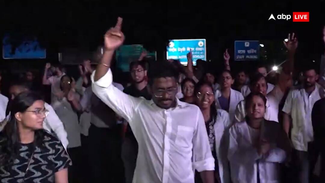 कोलकाता रेप-मर्डर केस के विरोध में सफदरजंग अस्पताल में प्रदर्शन, नर्स यूनियन ने निकाला कैंडल मार्च Delhi Nurses Union Holds Candlelight Doctors Protest At Safdarjung Hospital in support of Doctor Rape and Murder Case in Kolkata कोलकाता रेप-मर्डर केस के विरोध में सफदरजंग अस्पताल में प्रदर्शन, नर्स यूनियन ने निकाला कैंडल मार्च