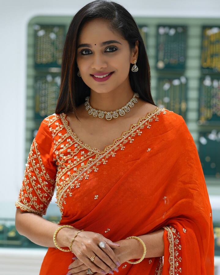 చేతులకు గాజులు.. మెడలో వైట్ స్టోన్స్ చౌకర్, మ్యాచింగ్ ఇయర్ రింగ్స్ పెట్టుకుని అందంగా ముస్తాబైంది తేజస్విని. మినిమల్ మేకప్​తో ముఖానికి బొట్టు.. చక్కగా కనిపించింది.(Images Source : Instagram/Tejaswini Gowda)