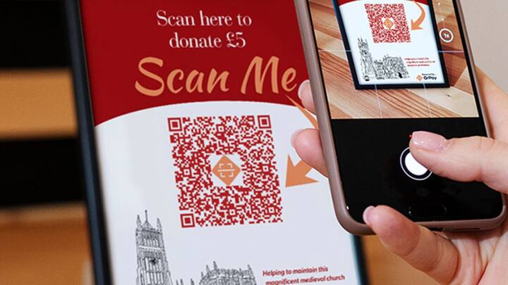 आजकल तकनीक हर जगह आ गई है. अब दान पात्र में क्यू आर कोड भी ऐड हो गया है. जिससे लोग ऑनलाइन दान कर सकते हैं.