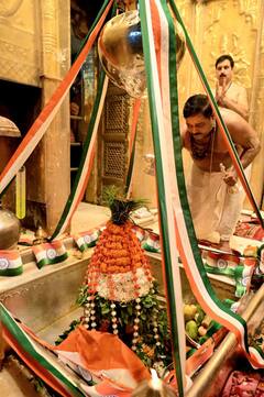 काशी विश्वनाथ मंदिर में स्वतंत्रता दिवस पर किया गया महारुद्राभिषेक, देखें तस्वीरें