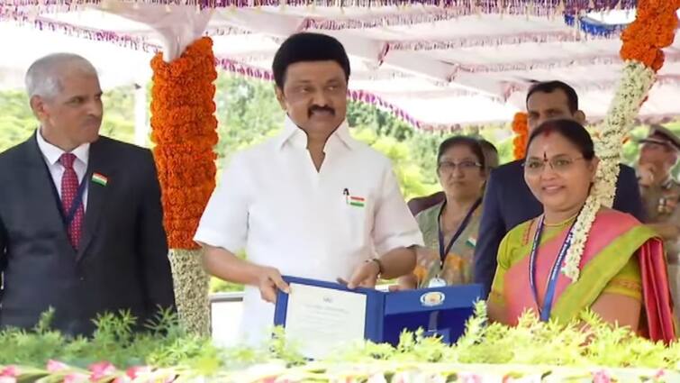 Kanchipuram Central Co-operative Bank awarded by Chief Minister of Tamil Nadu on Independence Day for its outstanding work for the differently abled TNN முதலமைச்சர் கையில் காஞ்சி வங்கி வாங்கிய விருது..! அட இது சூப்பர் சாதனையப்பா ..! 