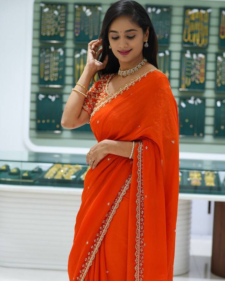 హెయిర్​ లీవ్ చేసి ఈ ఫోటోలను ఇన్​స్టాలో షేర్ చేసింది.అందమైన శిల్ప కళా ఖండం 👌🌹🌹🌹🌹❤️❤️❤️❤️ అంటూ ఓ అభిమాని కాంప్లిమెంట్ ఇచ్చాడు.(Images Source : Instagram/Tejaswini Gowda)