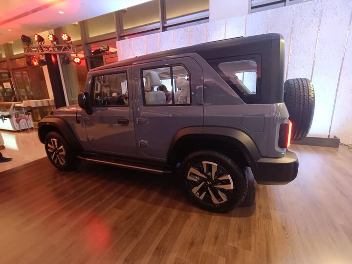 महिंद्रा थार रॉक्स, स्कॉर्पियो N चेसिस पर बेस्ड कार है. इस कार में बड़ा व्हील बेस दिया गया है. नई थार में 3-डोर मॉडल की तुलना में ज्यादा फीचर्स शामिल किए गए हैं.