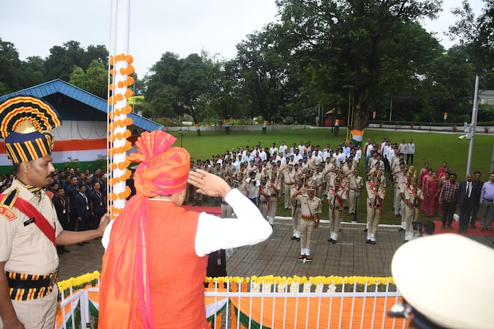 मुख्यमंत्री मोहन यादव ने एक जिला एक उत्पाद को प्रोत्साहित करने के लिए स्वतंत्रता दिवस के मुख्य समारोह में चंदेरी का साफा पहना है. प्रधानमंत्री  नरेंद्र मोदी ने भी एक जिला एक उत्पाद और खादी को प्रोत्साहित करने की सभी से अपील की है.