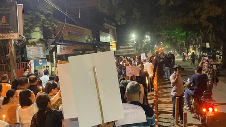 কলকাতা শহরের পাশাপাশি বিভিন্ন জেলাতেও শান্তিপূর্ণভাবে গান ও কবিতার মাধ্যমে প্রতিবাদ জানানোর সিদ্ধান্ত নেন মহিলারা।