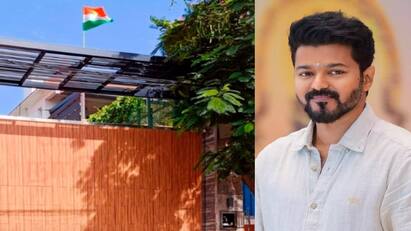 Vijay celebrated 78th Independence day by hoisting flag at his residence Vijay: வீட்டிலேயே தேசிய கொடி ஏற்றி சுதந்திர தினத்தை கொண்டாடிய விஜய்... வெளியான புகைப்படம்