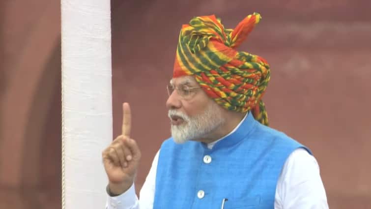 pm modi independence day speech from red fort slams congress led UPA government over developments and reforms PM Modi  Speech: पूर्वी देशात सरकार मायबाप होतं, नागरिकांना हात पसरावे लागायचे, आम्ही प्रशासनाचं मॉडेल बदललं: मोदी