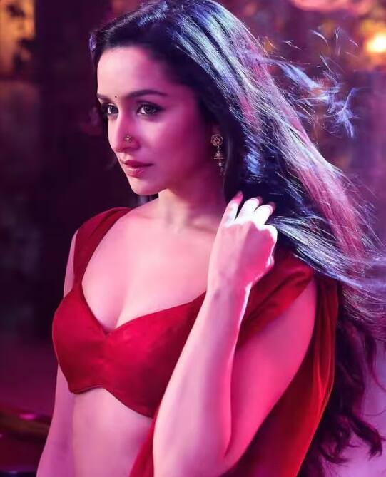 શ્રદ્ધાએ જમનાબાઈ નરસી સ્કૂલમાંથી સ્કૂલિંગ કર્યું છે. 15 વર્ષની ઉંમરે તે અમેરિકન સ્કૂલ ઑફ બોમ્બેમાં શિફ્ટ થઈ ગઈ, જ્યાં તે ટાઈગર શ્રોફ અને આથિયા શેટ્ટી સાથે ક્લાસમેટ હતી. જ્યારે શ્રદ્ધા 17 વર્ષની હતી ત્યારે સલમાન ખાને તેને તેની પ્રોડક્શનની એક ફિલ્મમાં રોલ ઑફર કર્યો હતો, જોકે તે સમયે શ્રદ્ધાએ સલમાન ખાનની ઑફર ફગાવી દીધી હતી. વાસ્તવમાં તે પહેલા તેનો અભ્યાસ પૂર્ણ કરવા માંગતી હતી.