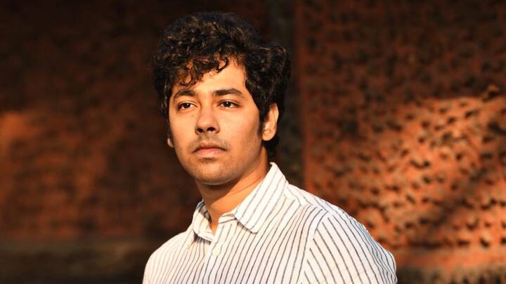 মধুমিতার বানান ভুল নিয়ে কটাক্ষ করে একটি পোস্ট করেন কৌশিক সেন পুত্র ঋদ্ধি। সেই পোস্টে তিনি অভিনেত্রীকে সামাজিক সংযোগ, শিক্ষা ইত্যাদি নিয়ে একেবারে চাঁচাছোলা ভাষায় আক্রমণ করেছেন।