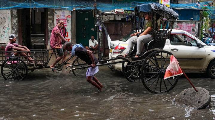 আগামী কয়েকদিন দুর্যোগপূর্ণ আবহাওয়া থাকবে বলে জানিয়েছে আলিপুর আবহাওয়া দফতর। প্রবল বর্ষণের জেরে কমতে পারে দৃশ্যমানতা।