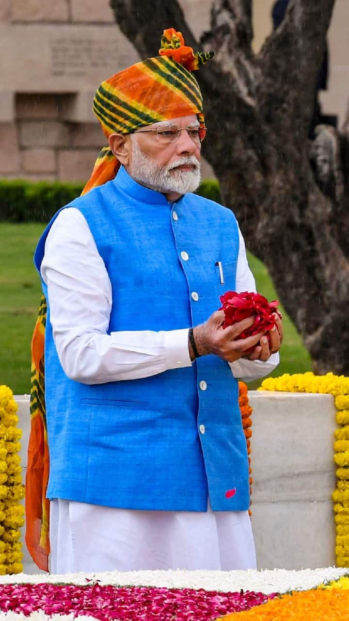 लाल किल्ल्याच्या परिसरात भारती राष्ट्रध्वजावर तसेच ध्वजारोहणासाठी जमलेल्या