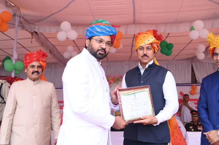 ध्वजारोहण के बाद भरतपुर के अतिरिक्त जिला कलेक्टर शैलेंद्र सिंह ने राज्यपाल का अभिभाषण पढ़कर सुनाया. उसके बाद 64 लोगों को उनके उत्कृष्ट कार्यों के आधार पर सम्मानित किया. जिसमें खिलाड़ी, उत्कृष्ट कार्य करने वाले विभागों के अधिकारी शामिल रहे.