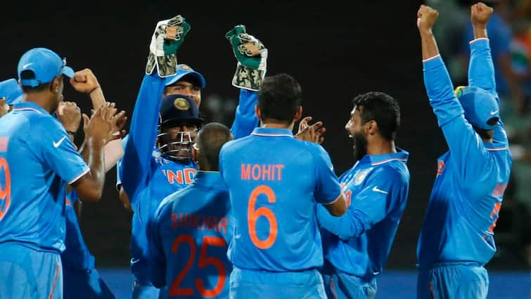 ms dhoni and suresh raina retired from cricket on 15 august independence day dhoni won 3 icc trophies as captain india आज ही के दिन टीम इंडिया के 2 दोस्तों ने लिया था संन्यास, एक के नाम 3 ICC ट्रॉफी जीतने का रिकॉर्ड