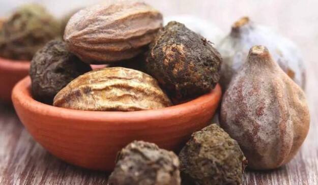 જાયફળનો ઉપયોગ મસાલા તરીકે થાય છે. તેનો ઉપયોગ વિવિધ વાનગીઓમાં સ્વાદ અને સુગંધ ઉમેરવા માટે પાવડર સ્વરૂપમાં થાય છે. તમને જણાવી દઈએ કે તેના ફાયદા આટલા સુધી સીમિત નથી, તે તમારા સ્વાસ્થ્ય માટે અન્ય ઘણી રીતે ફાયદાકારક સાબિત થઈ શકે છે.