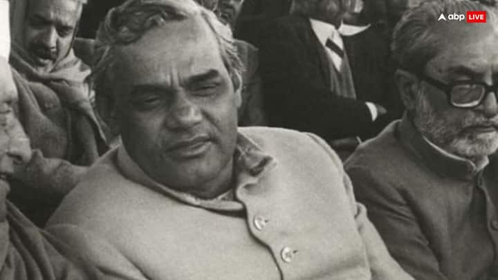 Atal Bihari Vajpayee Quotes: भारत देश में हर साल 16 अगस्त को पूर्व पीएम अटल बिहारी वाजपेई की पुण्यतिथि मनाई जाती है. इस मौके पर उनकी कुछ दमदार और जोशीली लाइनों को हम आपको बता रहे हैं.