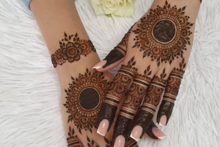 अगर आप अपने हाथों में फ्लावर वाली मेहंदी डिजाइन बनाना चाहती हैं, तो ये डिजाइन आपके लिए एकदम परफेक्ट रहेगी.