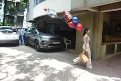 Saif Ali Khan Birthday: ‘बेस्ट डैड’ के गुब्बारे और केक लेकर सैफ-करीना के घर पहुंचीं सारा अली खान, कैजुअल लुक में यूं दिए पोज