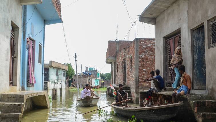 Flood water entered more than two dozen villages in Madhepura ann Madhepura News: मधेपुरा में दो दर्जन से अधिक गांव में घुसा बाढ़ का पानी, संपर्क मार्ग टूटा, लोगों का हाल बेहाल